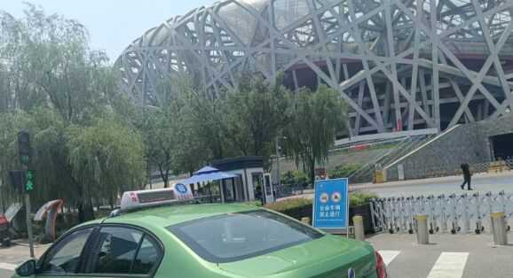 川A出租车开到了北京三环，成都的哥接大单：赚7000多，30